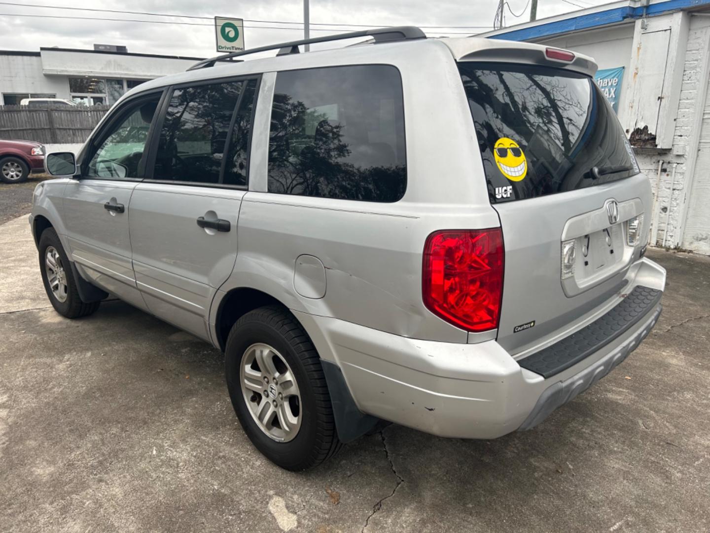 2003 Honda Pilot (2HKYF184X3H) , located at 1758 Cassat Ave., Jacksonville, FL, 32210, (904) 384-2799, 30.286720, -81.730652 - $3000.00 CASH 2003 HONDA PILOT 281,537 MILES 3RD ROW SEATING 4-DOOR AUTOMATIC TRANSMISSION ICE COLD AIR CONDITIONING RUNS GREAT HONDA QUALITY GREAT PRICE!! CALL US TODAY @ 904-384-2799 THIS ONE WON'T LAST!!! - Photo#4